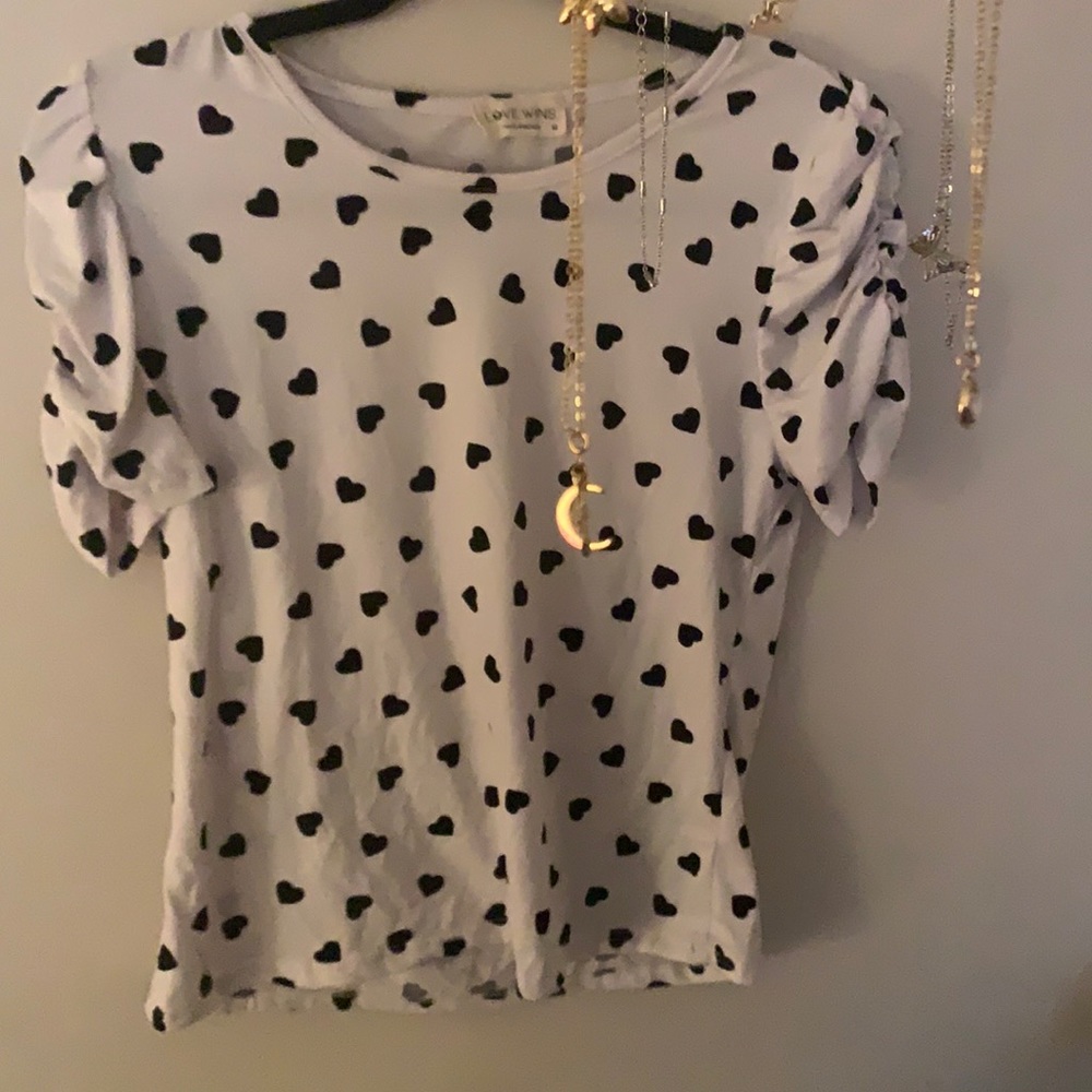T-shirt with black hearts